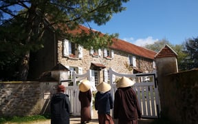 Walking up to maison de linspir