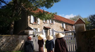 Walking up to maison de linspir