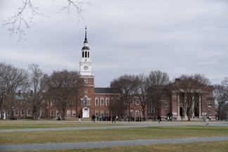 僧侣们在贝克-贝里图书馆前带领行禅