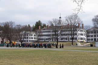 僧侣们在达特茅斯大厅前带领步行冥想