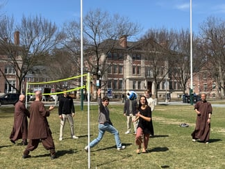 僧侣和学生在达特茅斯绿地上打排球