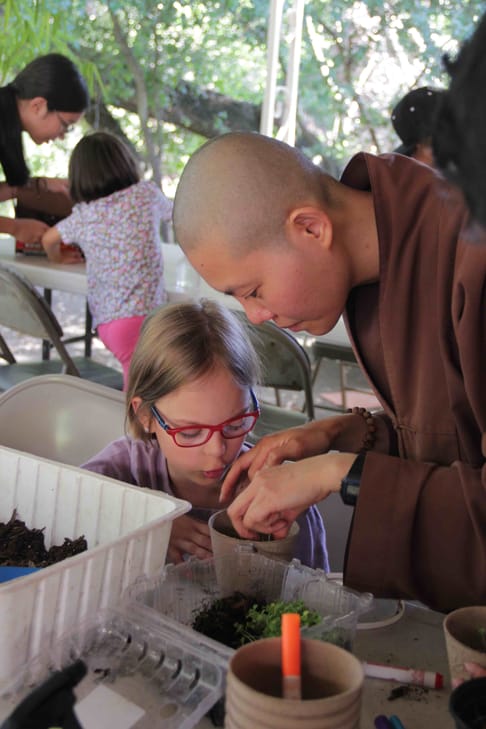 Children planting3
